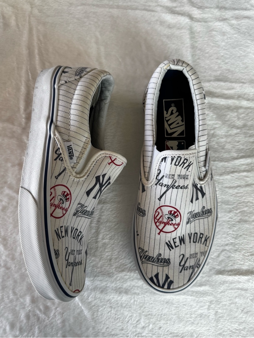Vans White Slip-On Sneakers with Navy & Red Yankees Logos unisex  men.#6wom.#7.5 - Picture 2 of 7